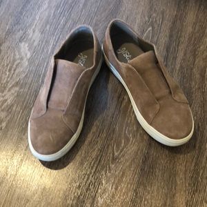 J /Slides Suade tennis shoes